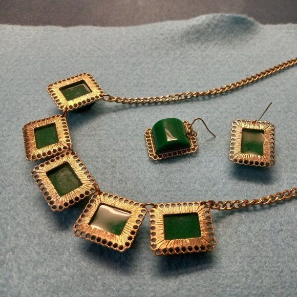 Green Lucite Half Cylinder Shape Necklace & Earrings - Picture 9 of 9